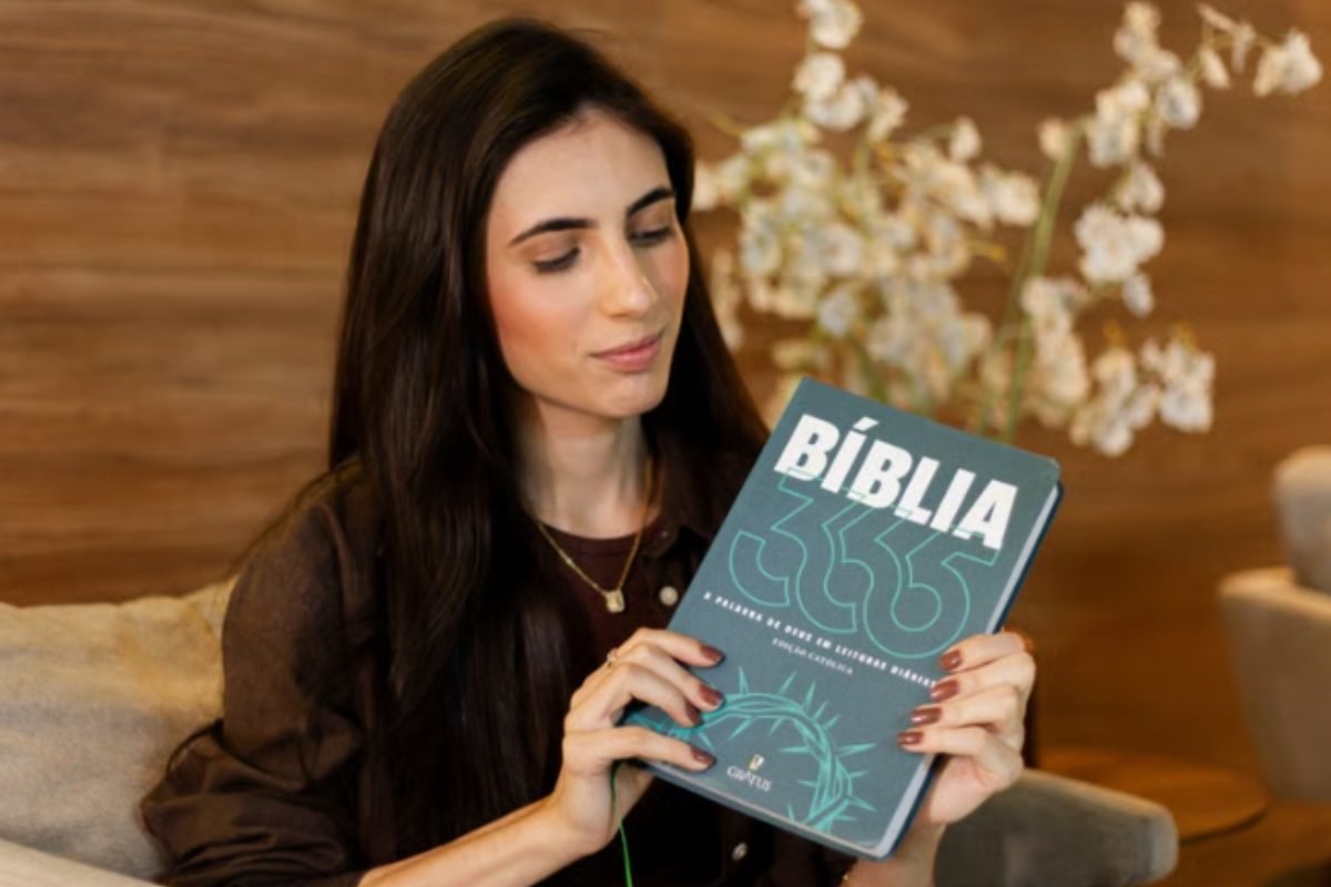 Thayna Azevedo com a Bíblia nas mãos
